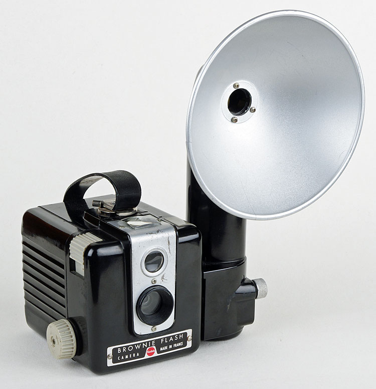 Découvrez l'Histoire Fascinante et la Valeur Inestimable de l'Appareil Photo Brownie Flash de Kodak ! - Du bocal à l'assiette